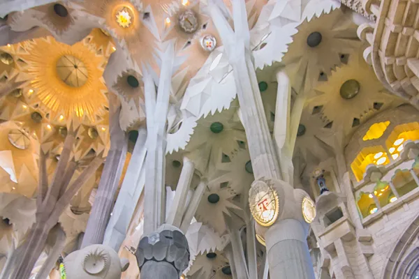 COLUMNAS INTERIORES DE LA SAGRADA FAMILIA EN BARCELONA