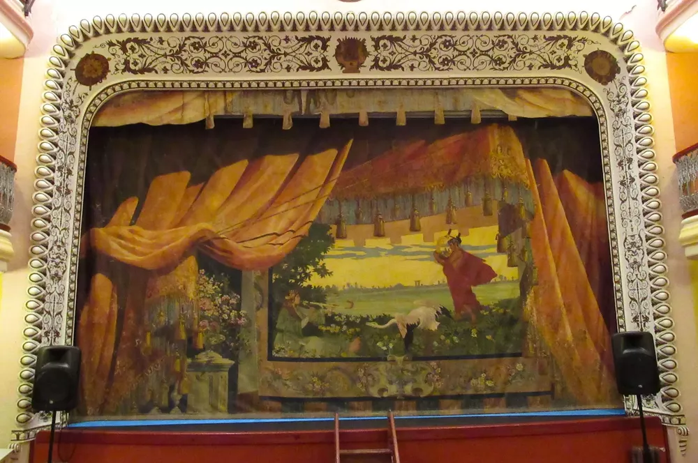 TELÓN Y BOCA ESCENA_TEATRO VILLAFRANCA DEL BIERZO