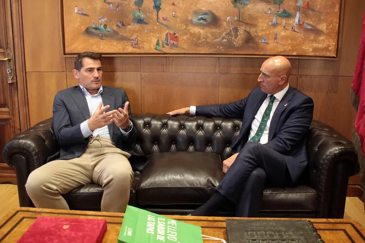 IKER CASILLAS CON EL ALCALDE DE LEON