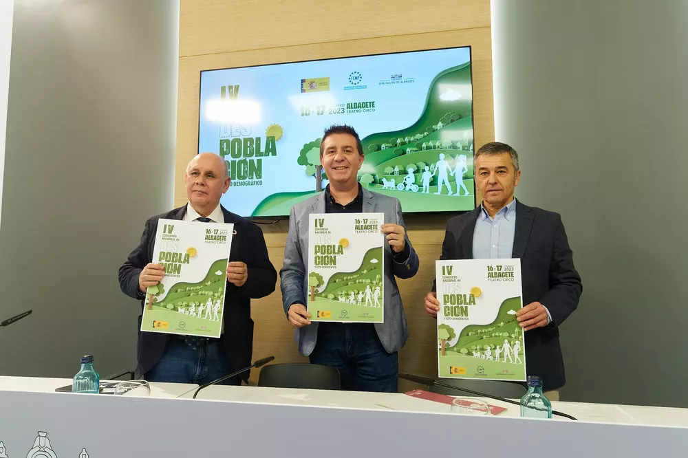 Foto-con-el-cartel-del-IV-Congreso-Nacional-de-Despoblacion-y-Reto-Demografico