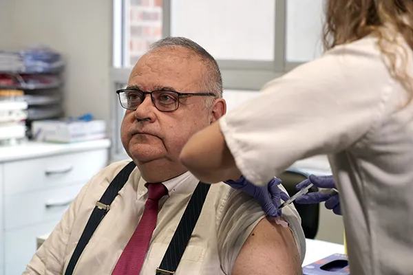 EL CONSEJERO DE SALUD ALEJANDRO VAZQUEZ RECIBIENDO LA VACUNA DE LA GRIPE