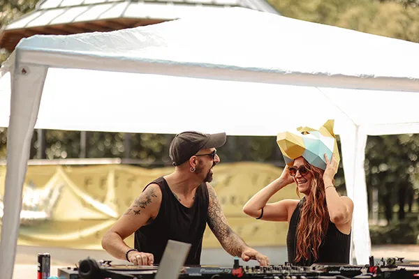 Foto 1 – DJs en cabina
