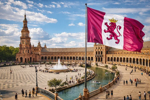 Plaza de España con bandera de León