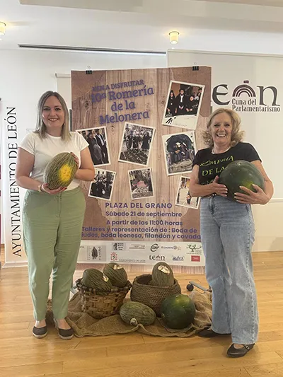 La concejala Camino Orejas junto a la presidenta de la asociación organizadora, Ángeles González. - AYUNT. DE LEÓN