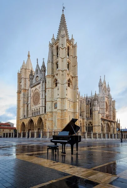 PIANOS EN LA CALLE