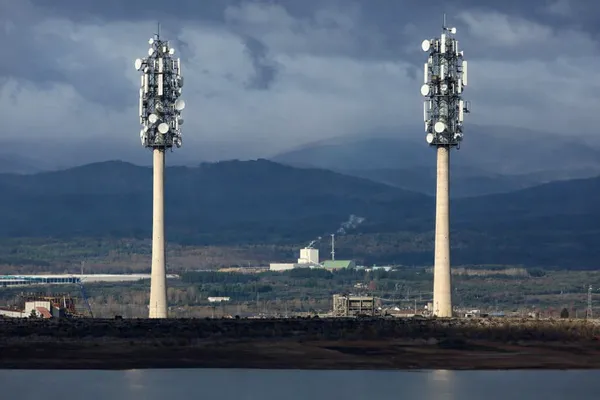 CHIMENEAS COMPOSTILLA II CONVERTIDAS EN TORRES DE COMUNICACION