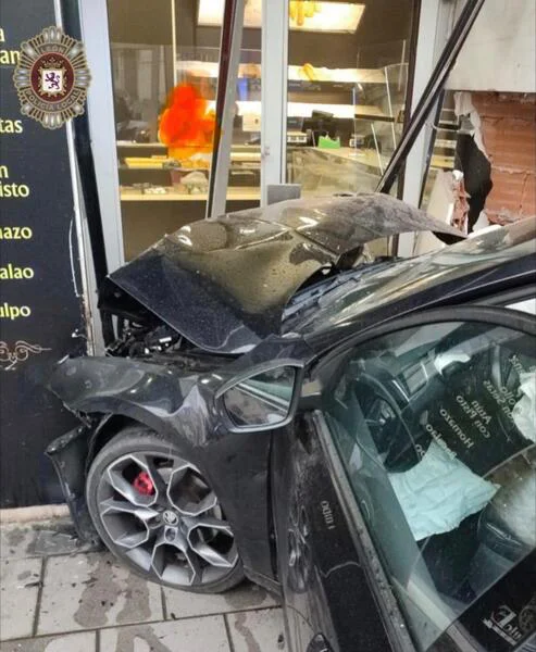 UN TURISMO SE EMPOTRA CONTRA UN ESTABLECIMIENTO EN LEON (1)