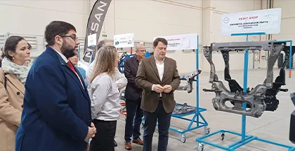 Mañueco durante su visita al almacén de Nissan en Ávila