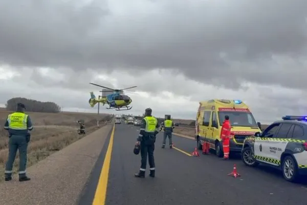 Dos heridos graves tras chocar un coche contra otro que circulaba en dirección contraria por la A-6 en Castrogonzalo