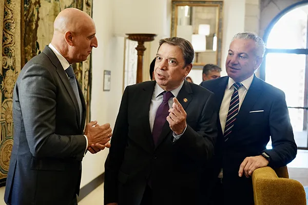 EL MINISTRO PLANAS CON EL ALCALDE DE LEON Y EL DELEGADO DEL GOBIERNO EN CYL