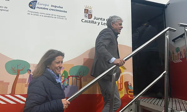 EL DELEGADO DE LA JUNTA JUNTO A LA ALCALDESA DE MANSILLA EN LA VISITA