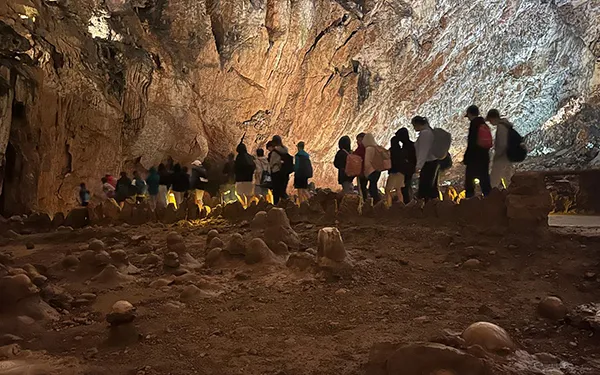 VISITANTES EN LA CUEVA DE VALPORQUERO