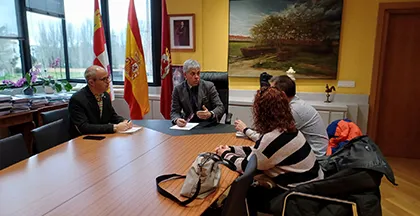 El delegado territorial, Eduardo Diego, se reúne con el alcalde de Villamanín, Álvaro Barreales, y el director provincial de Educación, Alberto Natal