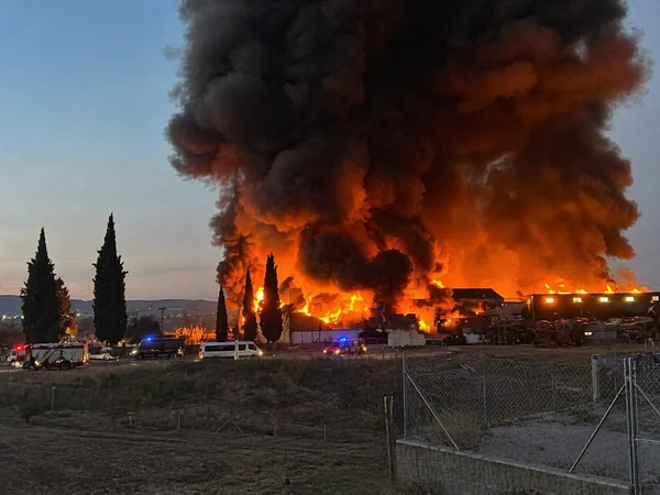 INCENDIO EN BAÑEZANA DE PLASTICOS