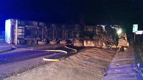 CAMION ACCIDENTADO EN BRAZUELO