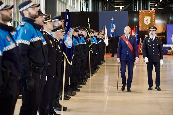 EL ALCALDE DE LEON PASANDO REVISTA A LA POLICIA LOCAL