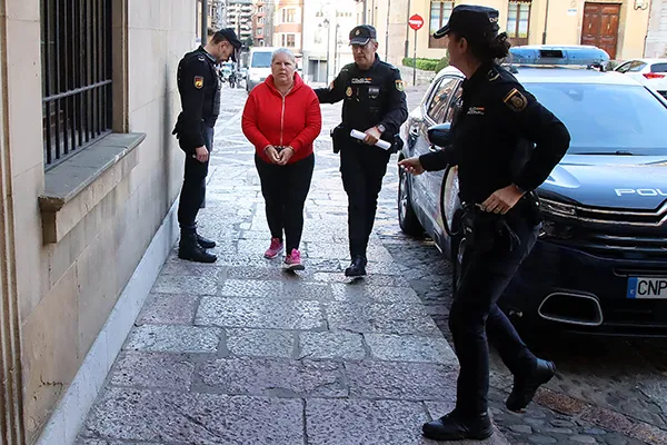 ENTRADA EN LA AUDIENCIA DE LEON DE LA ACUSADA EN EL HOMICIDIO DE VILLAGARCÍA DE LA VEGA