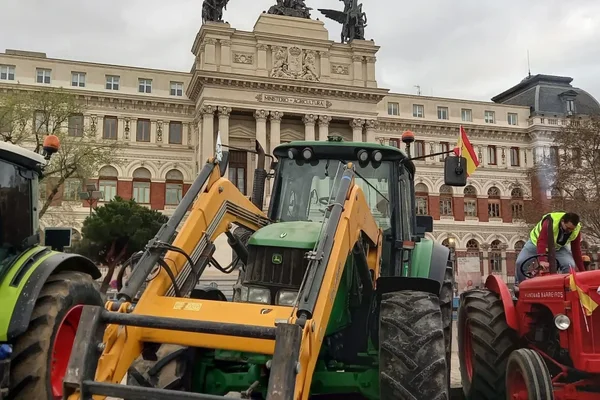 REPARTO DE ALIMENTOS  FRENTE AL MINISTERIO DE AGRICULTURA