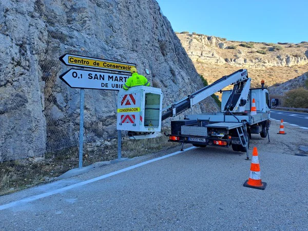 BU3 Colocación de señalización vertical (cartel flecha) en N-623