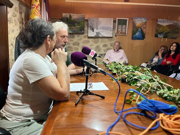 PRESENTACION DE LA II FERIA DEL LIBRO DE LA VECILLA CON JULIO LLAMAZARES