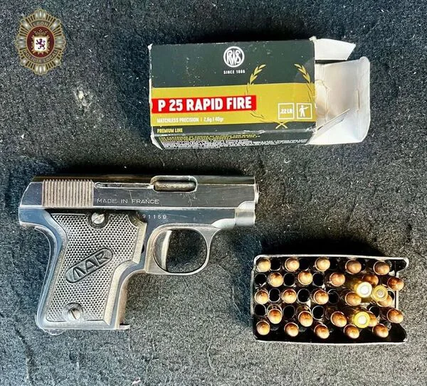 PISTOLA Y MUNICION DECOMISADA