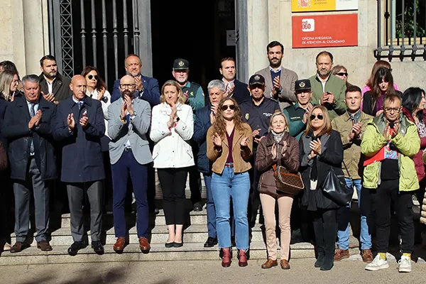 MINUTO DE SILENCIO POR LA MUJER ASESINADA POR SU EXPAREJA EN CUELLAR SEGOVIA