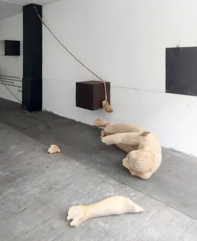 APARECE ROTO 'EL RECOLECTOR DE ESTRELLAS' DE AMANCIO GONZALEZ EN EL PASAJE DE LA AVDA. ORDOÑO II DE LEON