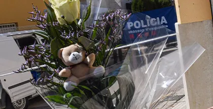 Ramo de flores y un peluche al lugar de los hechos, a 3 de abril de 2024, en Bellcaire