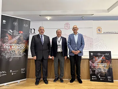 El presidente de la Federación Europea de Halterofilia, el de de la Federación Española y el concejal de Deportes del Ayuntamiento de León. - AYUNT. DE LEÓN