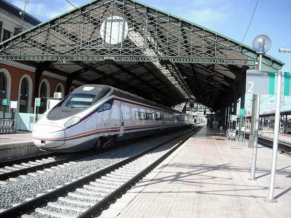TRENES AVANT EN LA ESTACION DE LEON