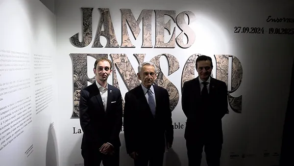 Los comisarios de la exposición de Ensor y el director del Museo. - EP