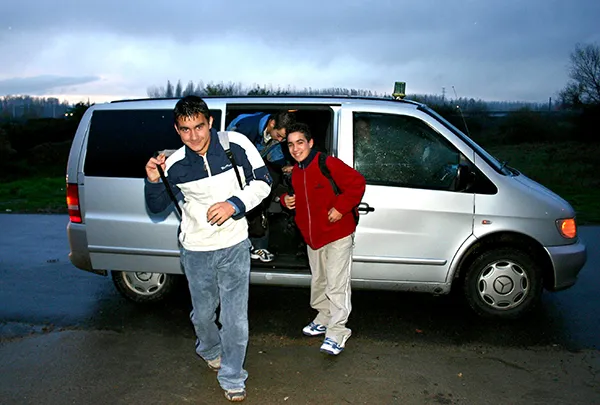 ALUMNOS DE MANSILLA LAS MULAS REALIZANDO EL TRANSPORTE ESCOLAR EN TAXI