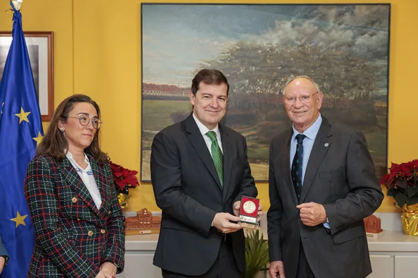 ENTREGA DE LA MEDALLA AL PRESIDENTE DE LA JUNTA