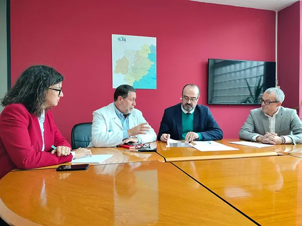 Olegario Ramón, durante la reunión mantenida este miércoles con el gerente del Hospital del Bierzo. - AYUNT. DE PONFERRADA