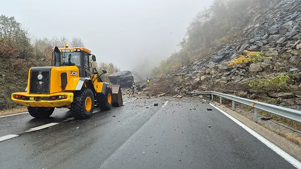 DESPRENDIMIENTO DE ROCAS EN LA AP-66 EN LA ZONA DE LENA