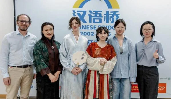 estudiantes_profesoras_preparadoras_liu_beir_y_zhao_yaqing_y_los_directores_del_confucio_ule_peng_fengchun_y_oscar_fernandez