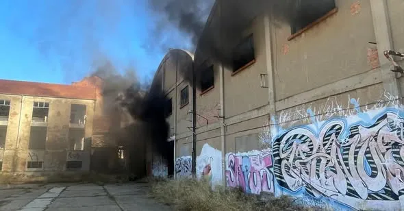 INCENDIO EN LA ANTIGUA AZUCARERA DE VEGUELLINA DE ORBIGO