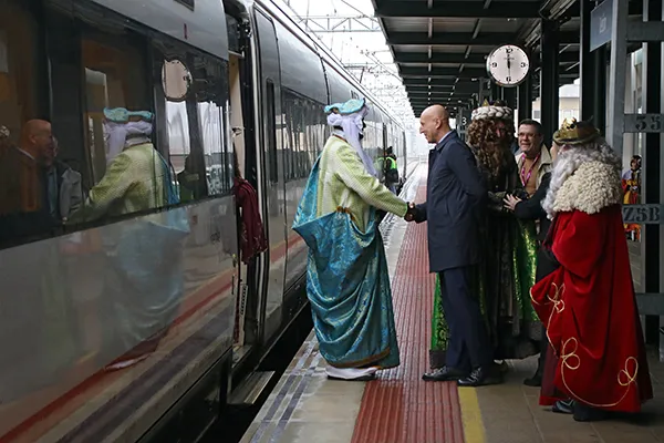 LOS REYES MAGOS LLEGANDO A LA ESTACION DE ADIF EN LEON