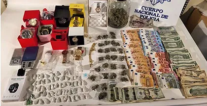 66 dosis de cocaína, dos balanzas, 1600 euros, 450 dólares, relojes de alta gama y joyas incautadas en el piso