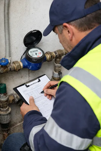 OPERARIO REALIZANDO LECTURA DE AGUA