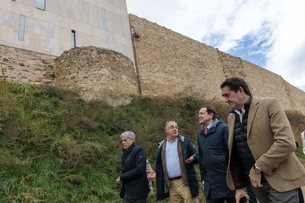 VISITA DE MAÑUECO A LA MURALLA ROMANA DE ASTORGA