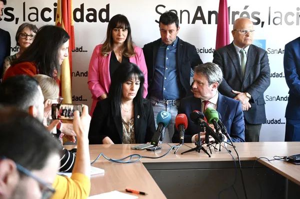 LA ALCALDESA DE SAN ANDRES DEL RABANEDO Y EL SECRETARIO DE ESTADO DE TRANSPORTES Y MOVILIDAD SOSTENIBLE