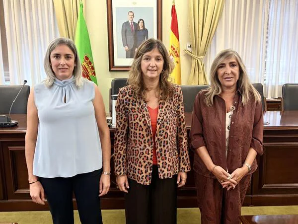 La decana de la Facultad de Ciencias de la Salud, Brisamar Fernández, la rectora Nuria González y la secretaria general Pilar Gutiérrez.