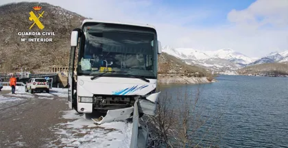 AUTOBUS SINIESTRADO EN BOÑAR