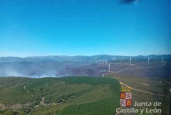 El fuego declarado el pasado lunes en la localidad de Brañuelas en una imagen aérea. - JCYL