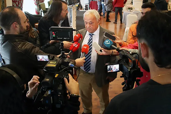 ELCONSEJERO SANTONJA ATENDIENDO A LOS MEDIOS