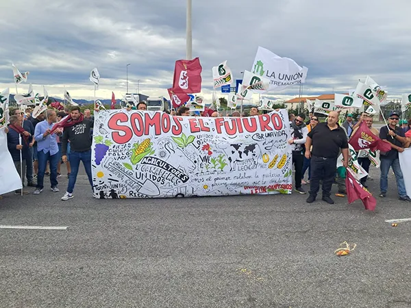 Miembros de UCCL durante la protesta que ha cortado este miércoles los accesos al Puerto de Santander. - UCCL