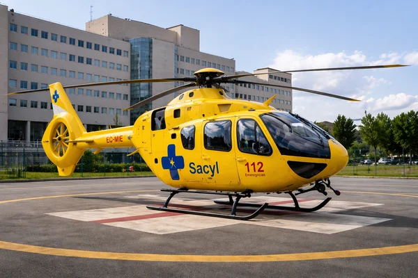 Helicóptero de emergencia Sacyl en hospital (1)