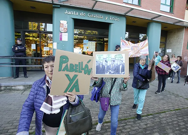 PROTESTA DE LOS PADRES Y MADRES DEL COLEGIO DE COLUMBRANOS