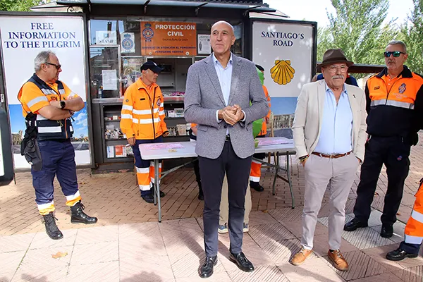 EL ALCALDE DE LEON EN EL PUNTO DE INFORMACION AL PEREGRINO